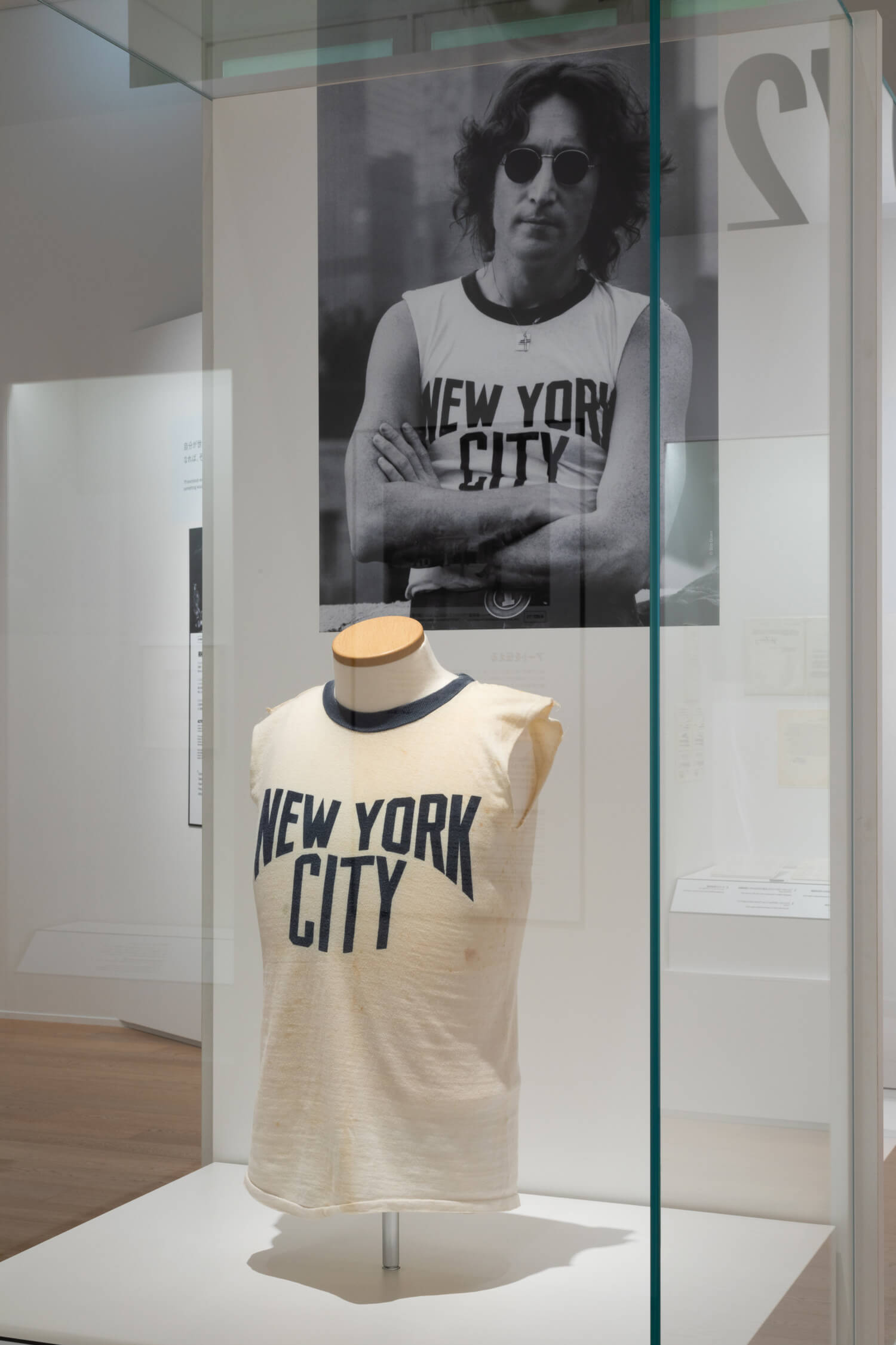 1971年 ボブ・グルーエンのポートレートで着用したNYCTシャツの実物