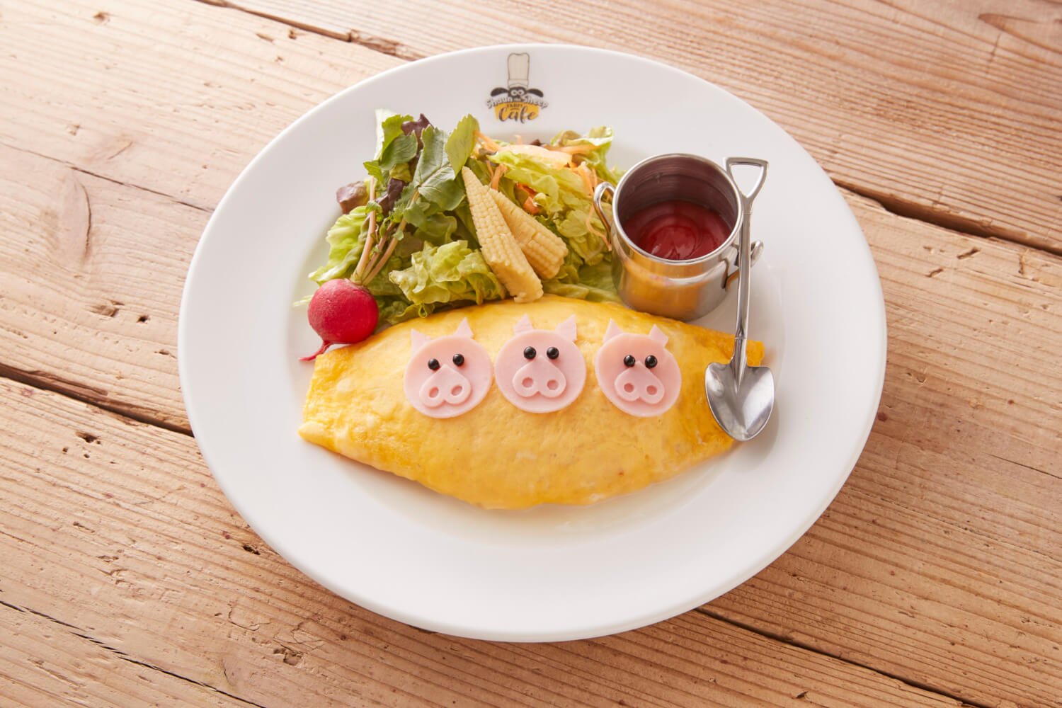 3匹のいたずらぶたのオムライスホワイトソース