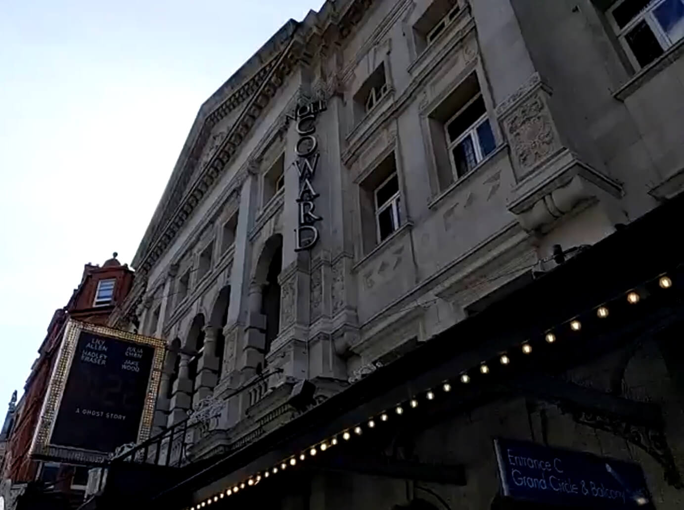 レスタースクエア周辺の風景_ノエル・カワード・シアター