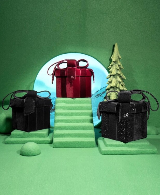 プレゼントクラッチ　左から¥41,000,¥41,000, SWAROVSKI® クリスタル プレゼントクラッチ￥70,000