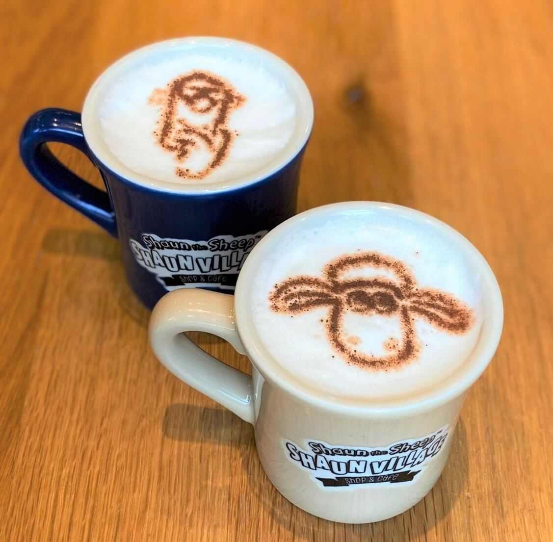 右下 : ショーンのカフェラテ 左上 : 牧場主のカフェモカ 各650円