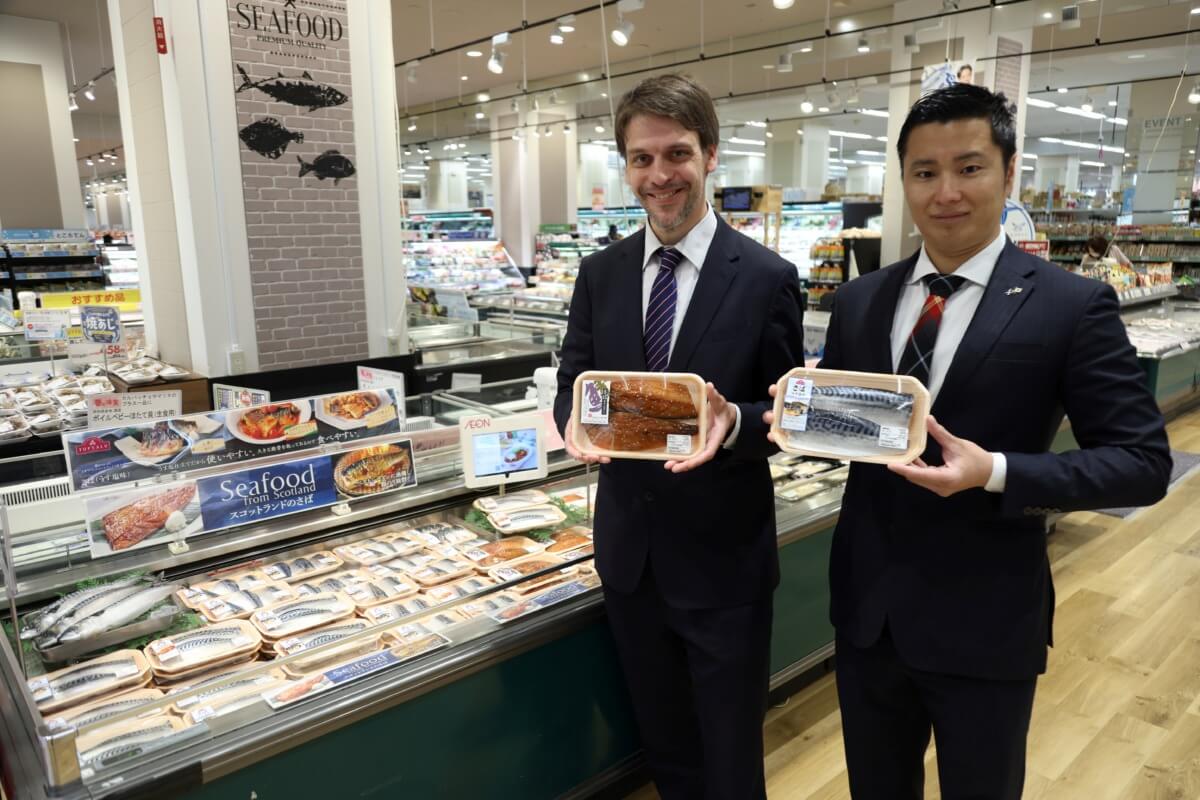 SDIのアジア太平洋地域投資担当副責任者ステファン・ベングソン（左）と吉田圭吾上席商務官（食品・飲料担当）（右）