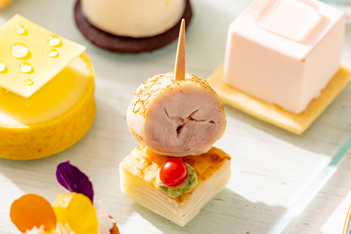 チキンロールとトリュフ塩 ドフィノワーズ添え