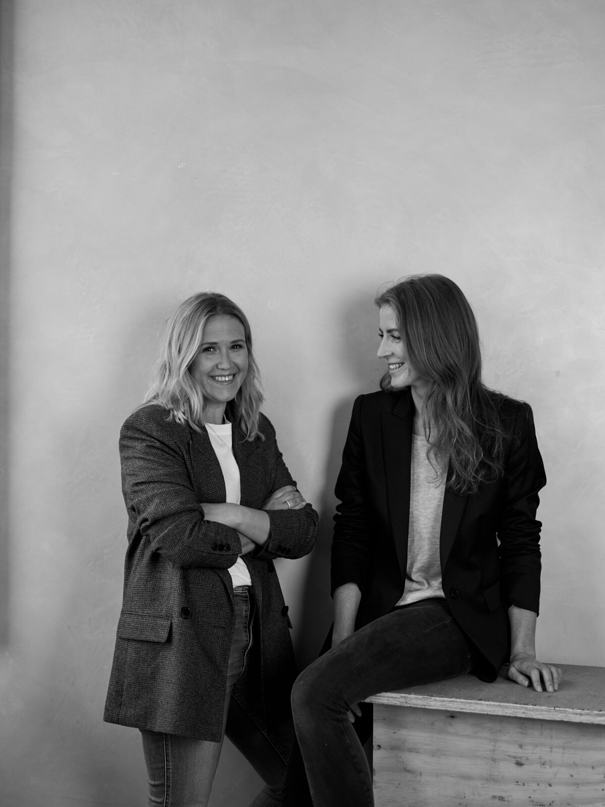 ヴィッキー・ホワイト（写真左）とフレヤ・ニコルソン（写真右）