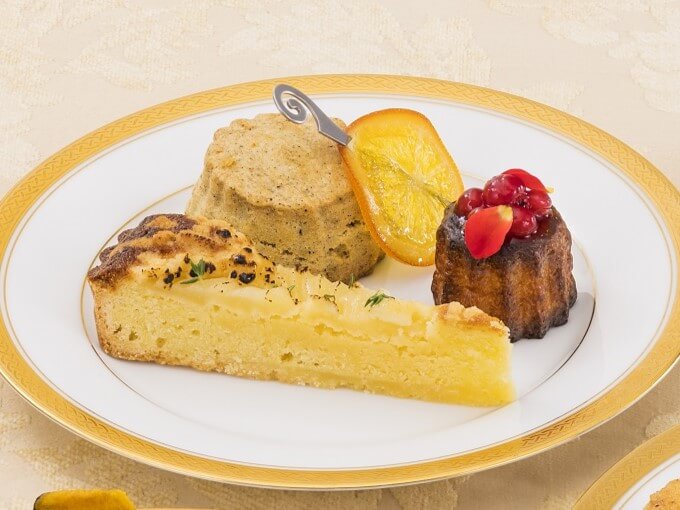 「おいしいボタニカル・アート」コラボ企画~「英国式アフタヌーンティーセット」スイーツ3種(上段)