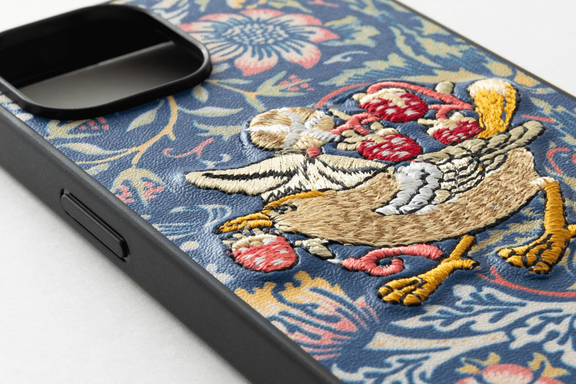「Jubilee」ウィリアム・モリスのデザインの立体刺繍iPhoneケース