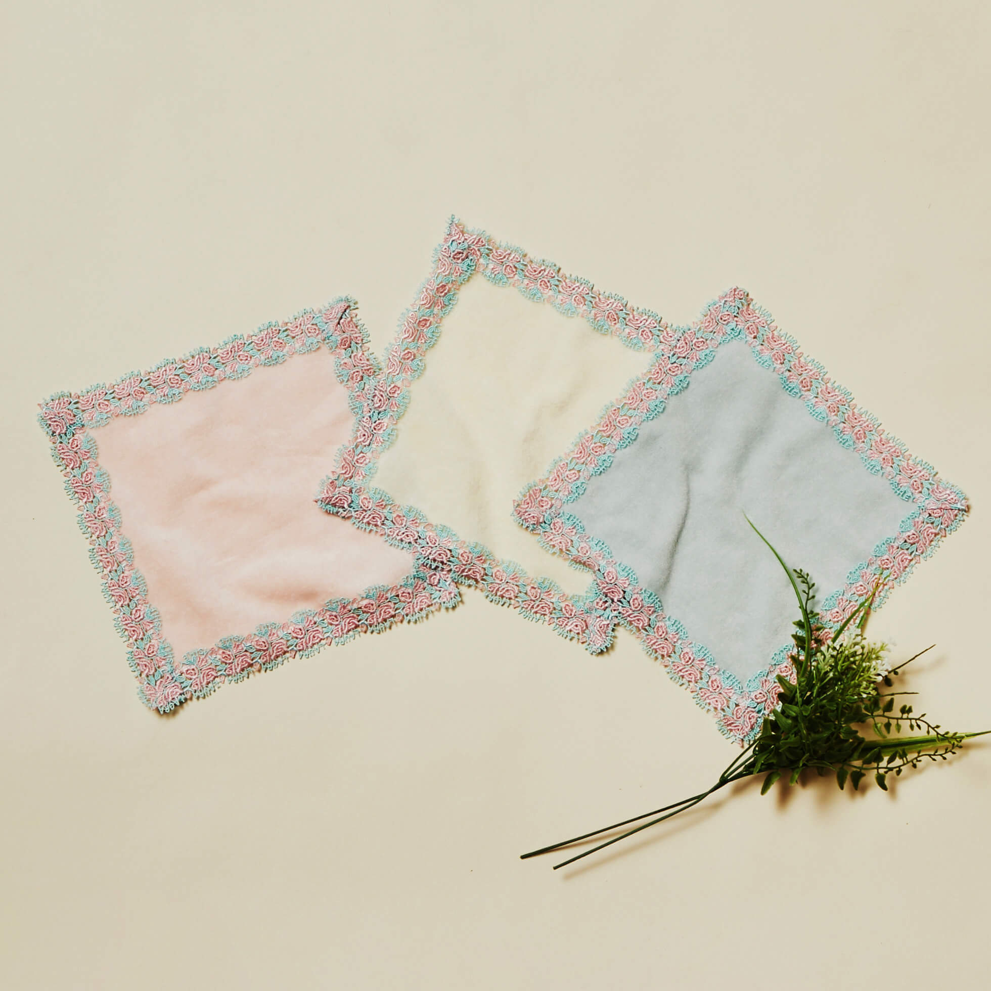 英國アンティーク　レース　刺繍　ローラアシュレイ ローラ アシュレイ×近沢レース店】英国ブランドこだわりのハンカチを
