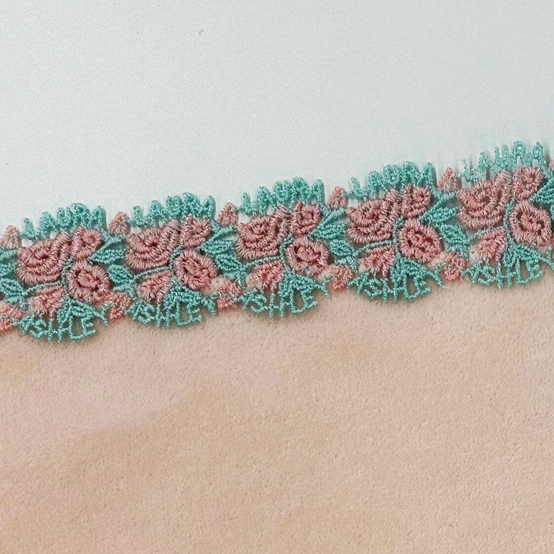 英國アンティーク　レース　刺繍　ローラアシュレイ ローラ アシュレイ×近沢レース店】英国ブランドこだわりのハンカチを