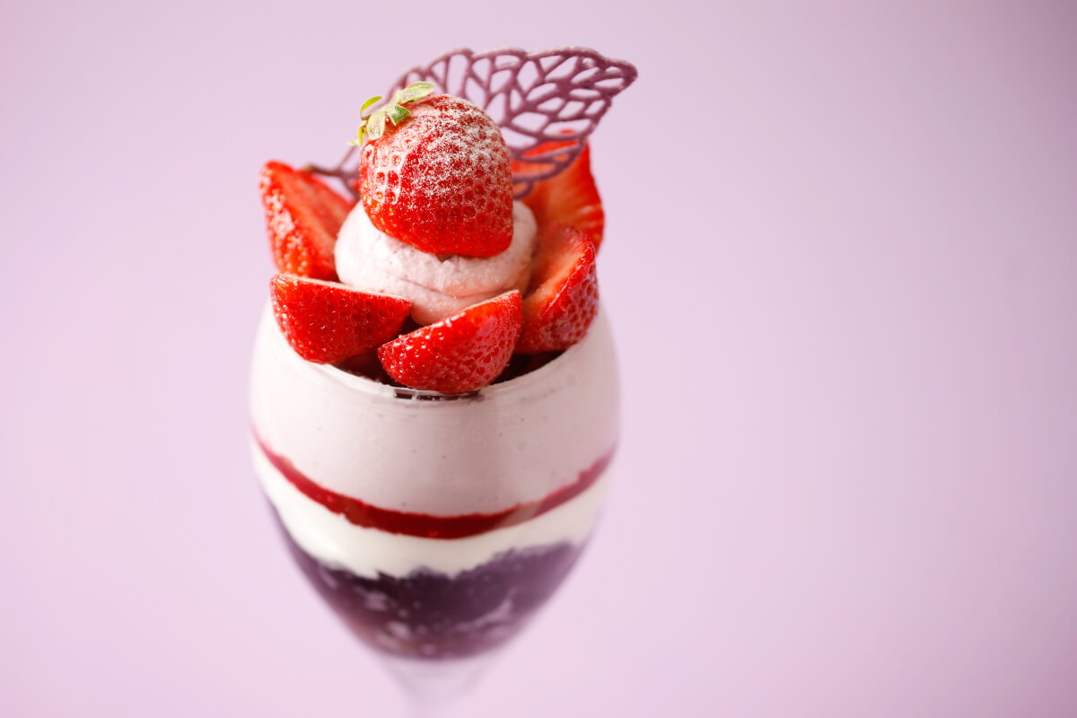 あまおう苺とベリーのホワイトショコラパフェ