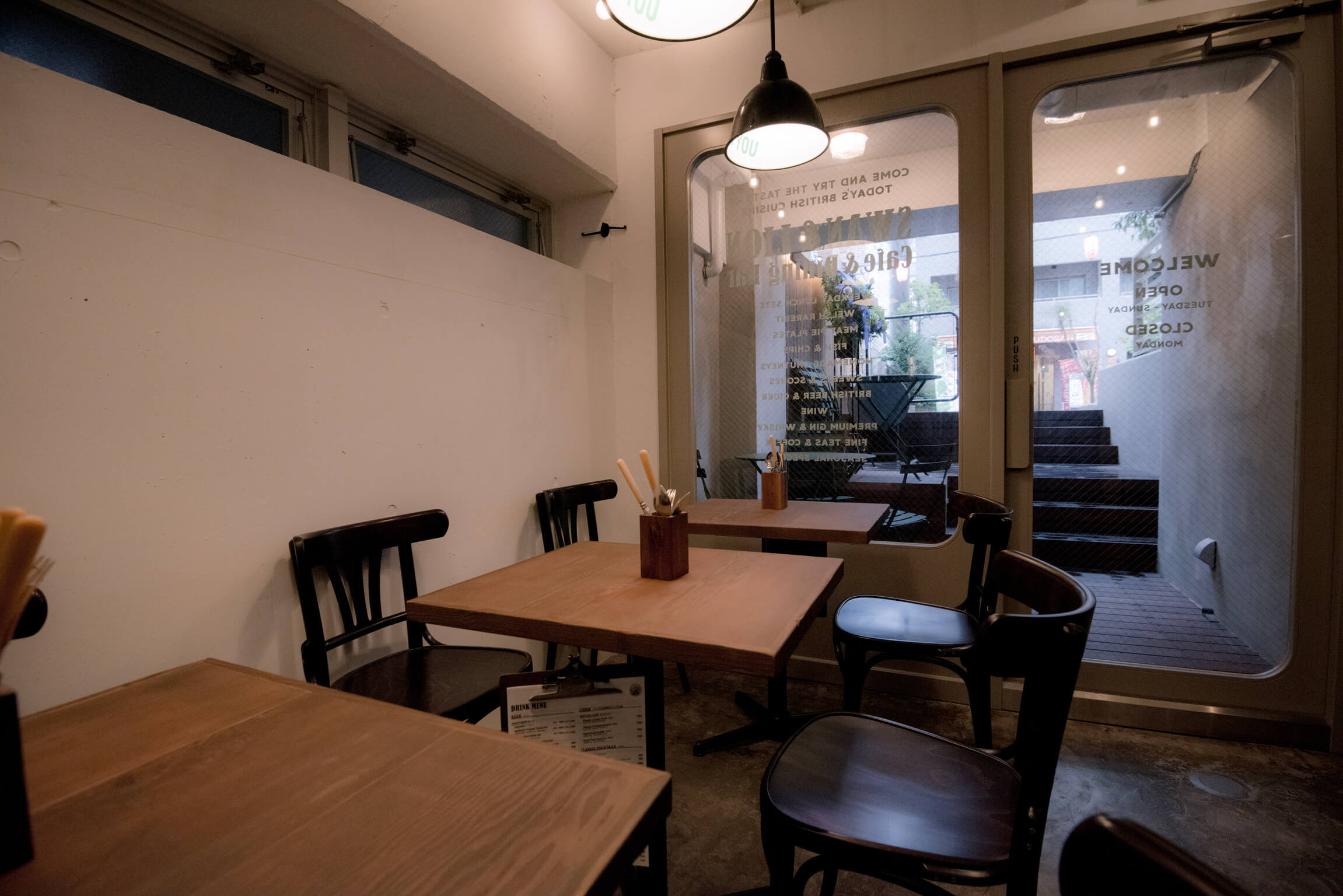 SWAN & LION Dining Bar