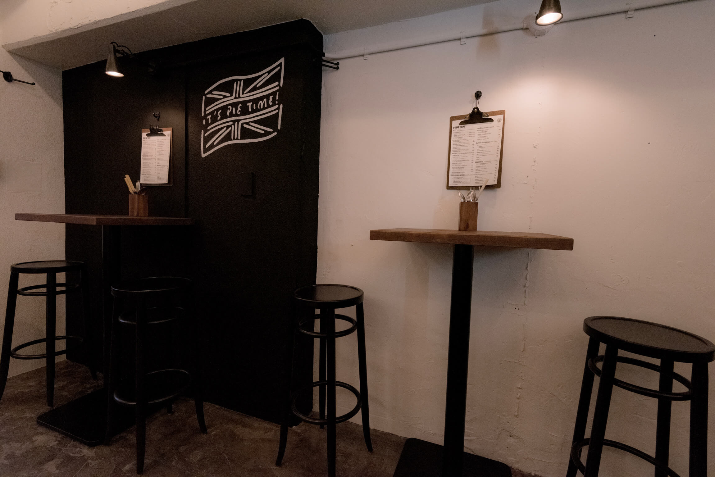 SWAN & LION Dining Bar
