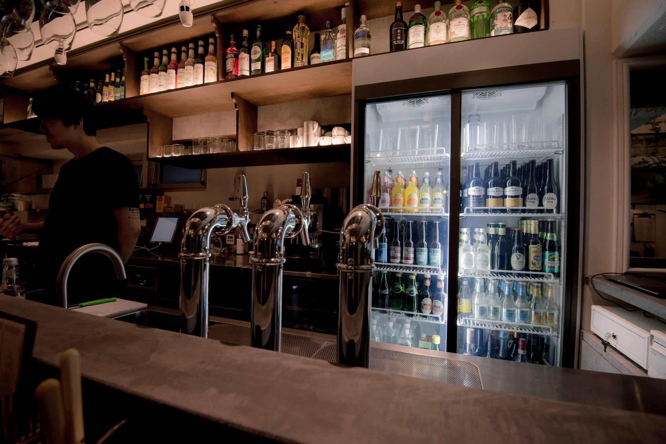 SWAN & LION Dining Bar