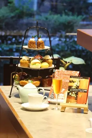 ミステリーチャンネルとサロンクリスティ イブニングティー