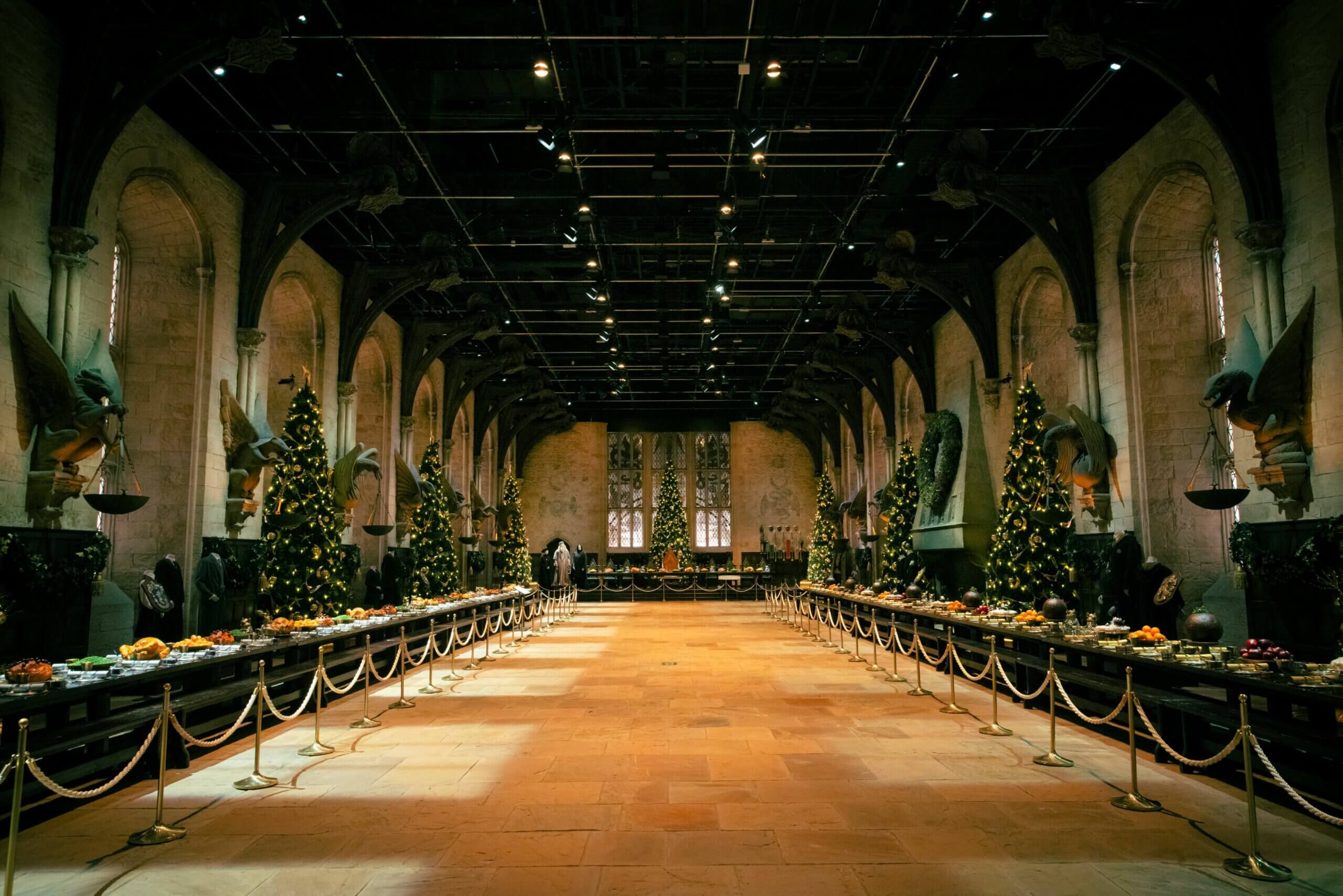 「ホグワーツ・イン・ザ・スノー」クリスマス仕様に彩られたホグワーツ魔法魔術学校の「大広間」