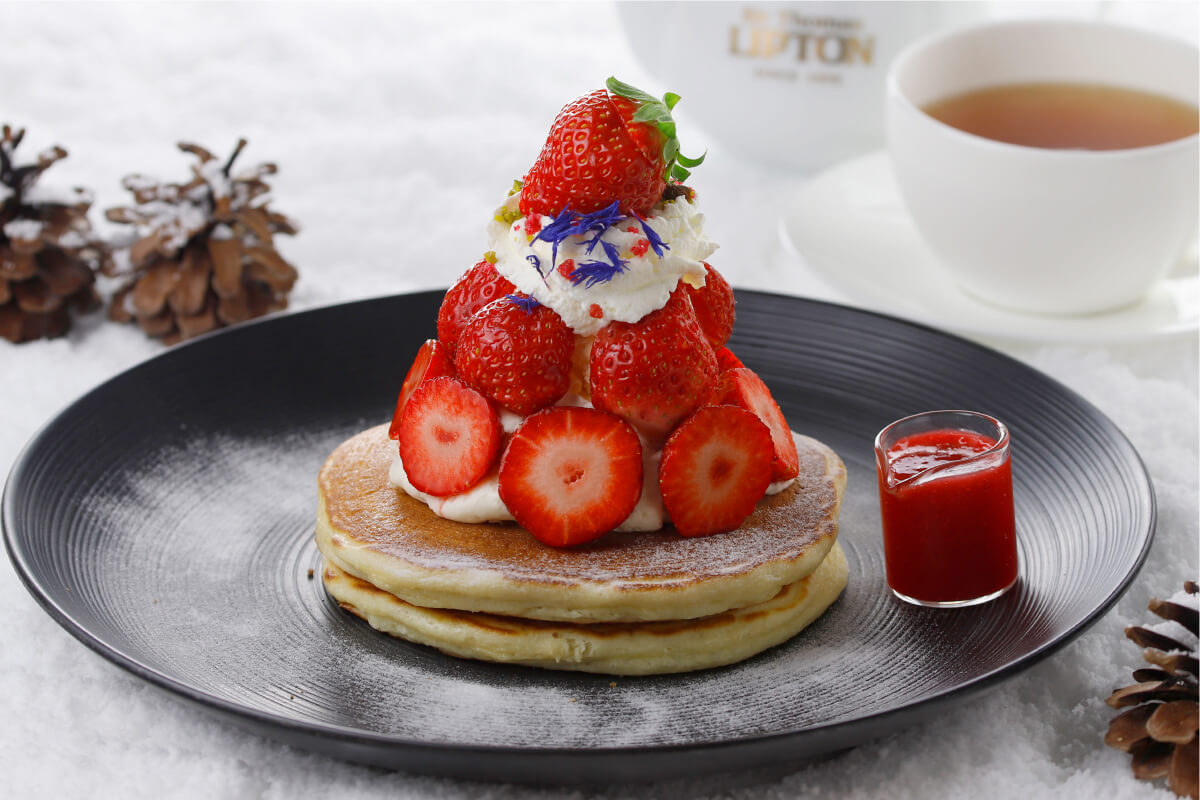 三条本店限定『あまおう苺のパンケーキ　LIPTON クオリティダージリン付き』