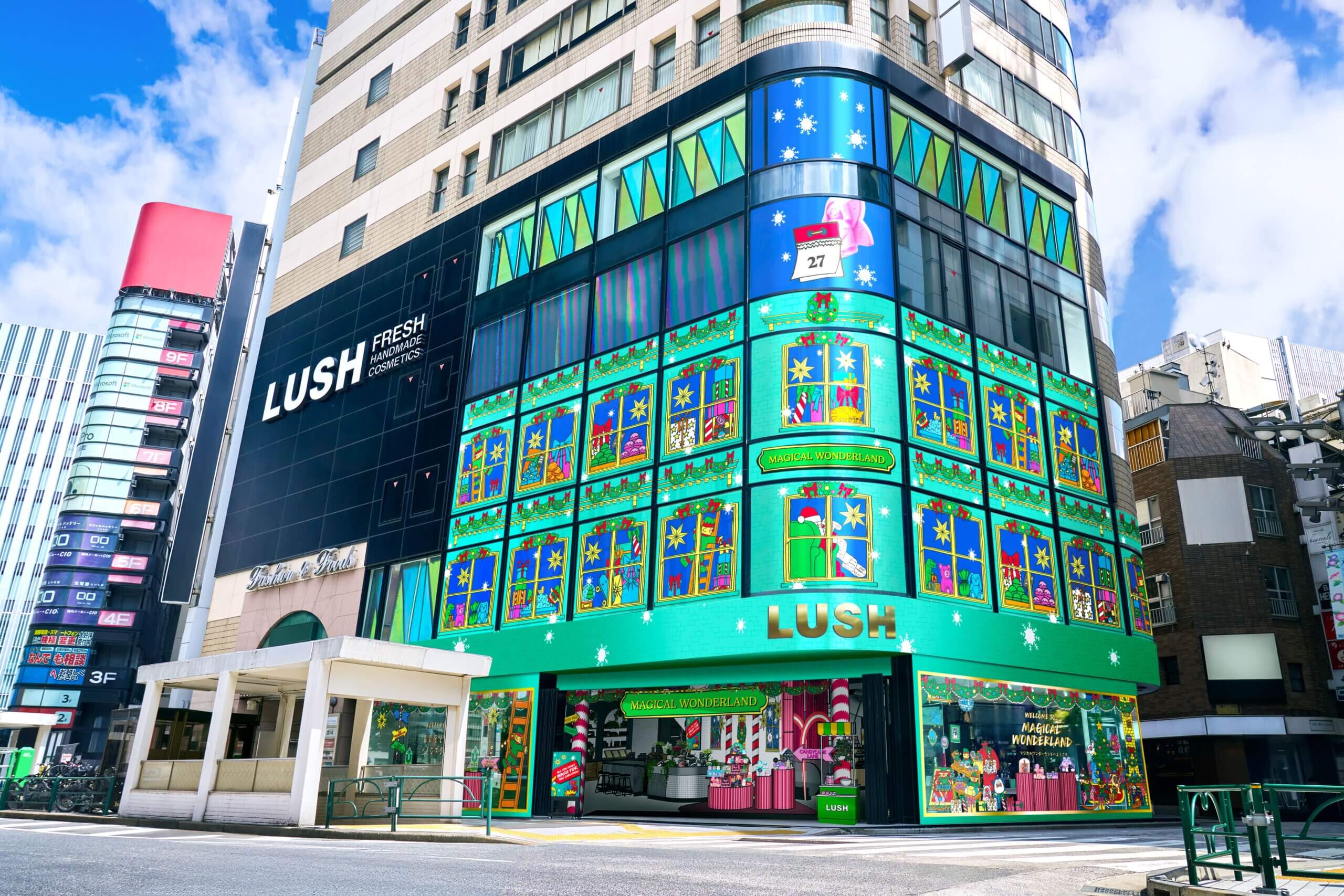 クリスマスギフトボックスのアドベントカレンダーに生まれ変わったようなLUSH 新宿店