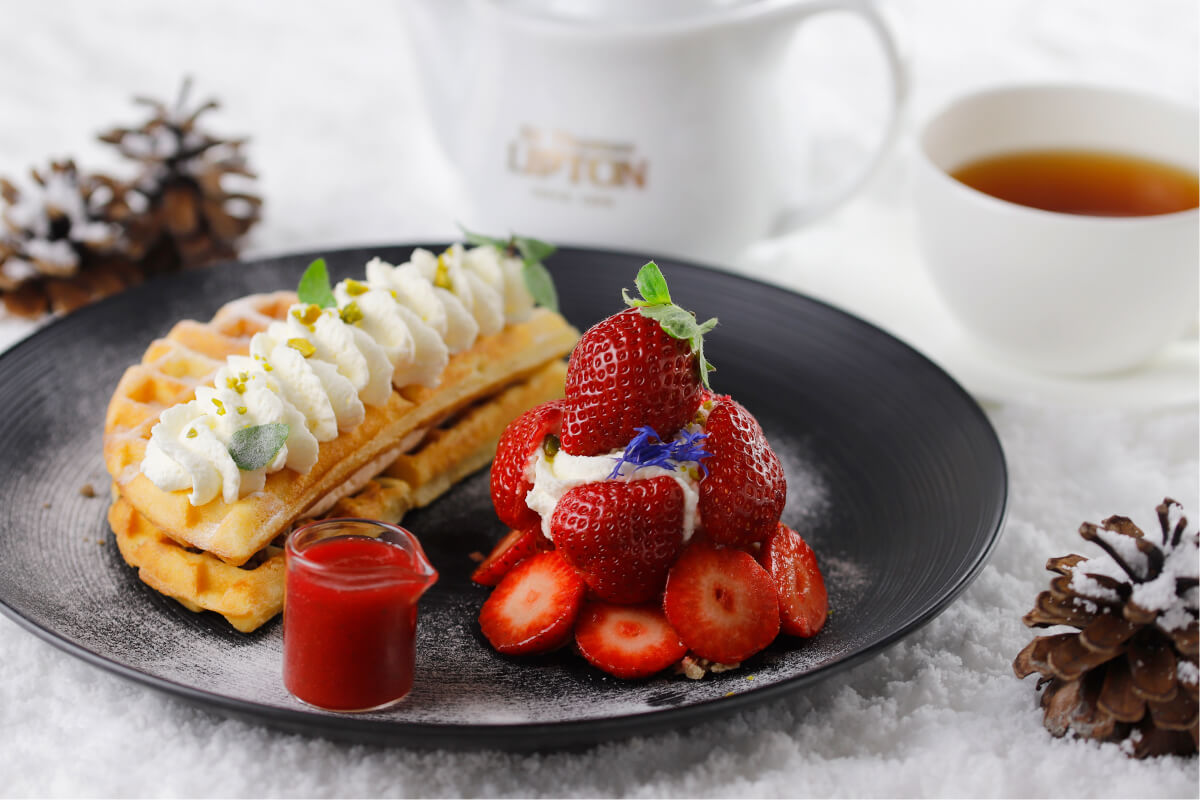 四条店限定『あまおう苺のワッフル　LIPTON クオリティダージリン付き』