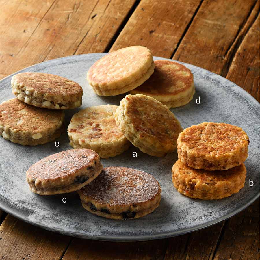 ＜Rogue Welsh Cakes（ローグウェルシュケーキ）×ROSEY（ロージー）＞a.チーズ＆リーキ 432円 b.ドライトマト＆フェタチーズ 432円 c.トラディショナル 378円 d.バニラ 346円 e.チャイ＆ホワイトチョコレート 378円 ［a.b.e.のみ各日各200点限り］