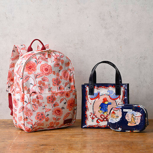 コンパクト バックパック Decorated Floral 14,300円 約26.5×35×12cm、パディントン スモール ブックバッグ Party 6,600円 約21.5×19.5×9cm、パディントン メイクアップポーチ Party 4,950円 約11×16.5×5.5cm