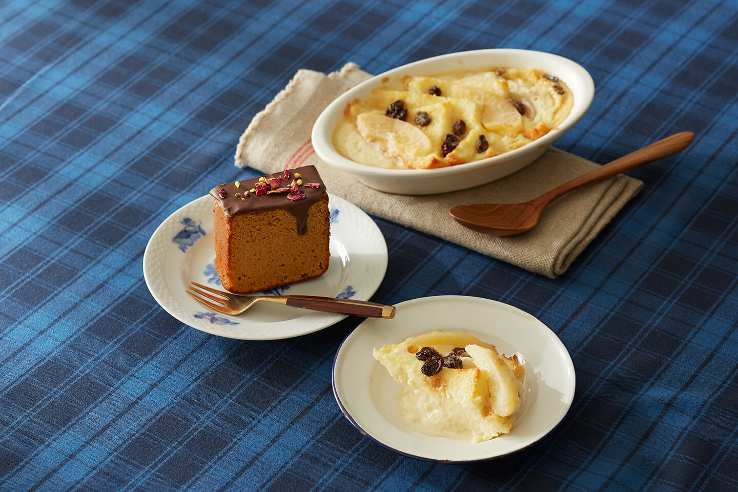 <メルローズ&モーガン> チョコレートローズのキャロットケーキ(1個)584円 ②<トミーズショートブレッドハウス> りんごのブレッド&バタープディング