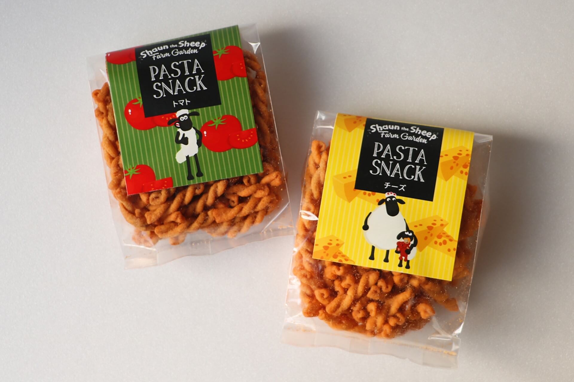 パスタスナック（トマト味・チーズ味 各648円）