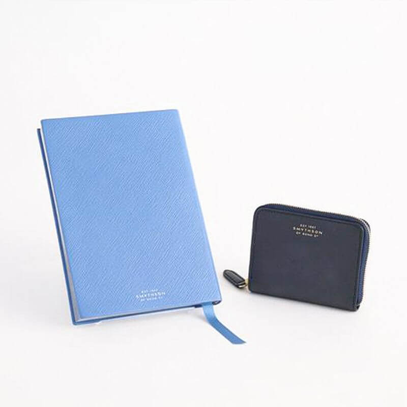 <スマイソン>左:SOHO NOTEBOOK 39,600円、右:ZIP AROUND PURSE 59,400円