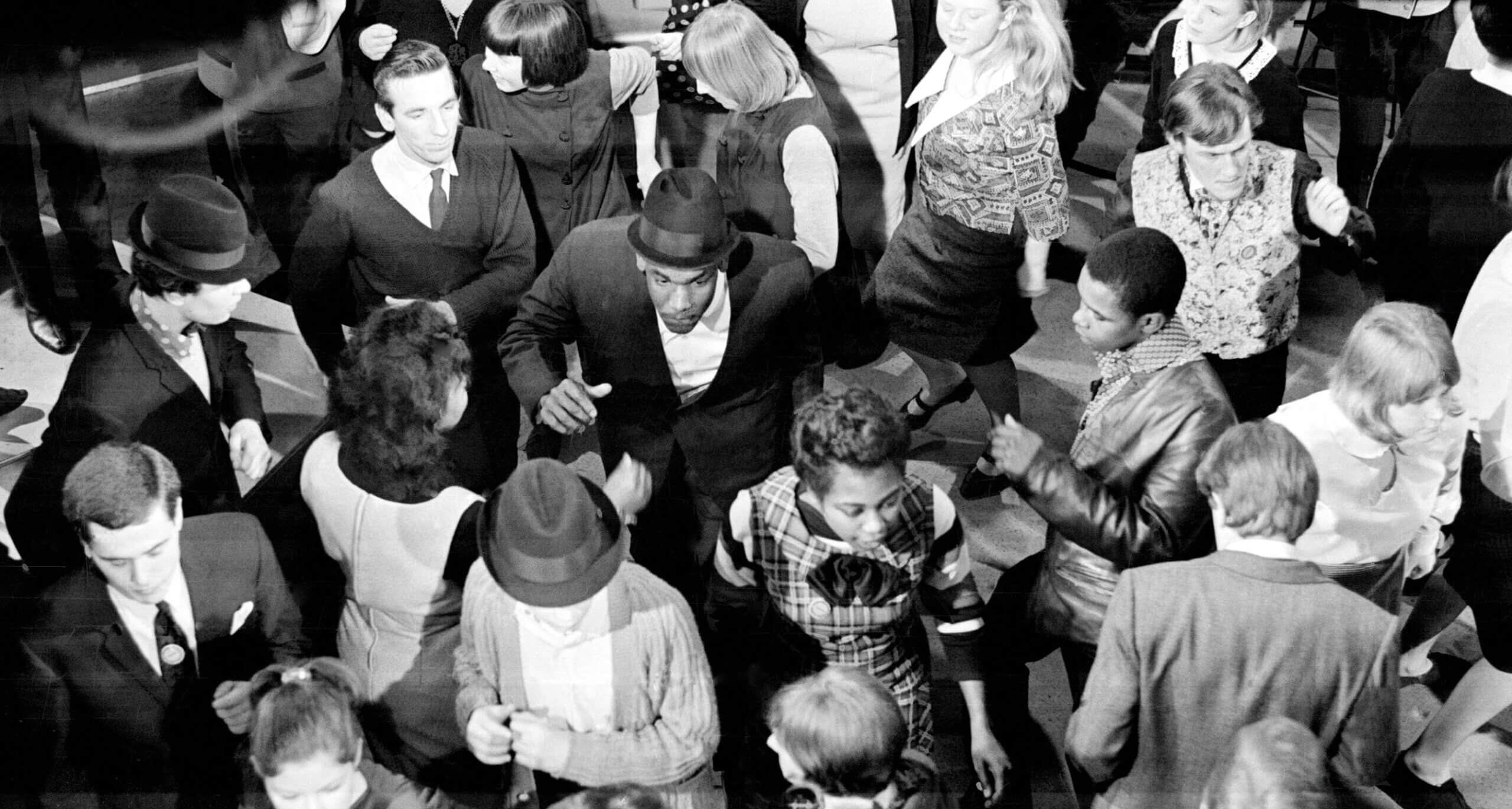 B3NDWB Filming on the set of Ready Steady Go February 1964 Television TV programme Sixties dancing fashion clothing 1960s youth culture Crowd of young people having a dance Multi ethnic groups mixed race Mirrorpix