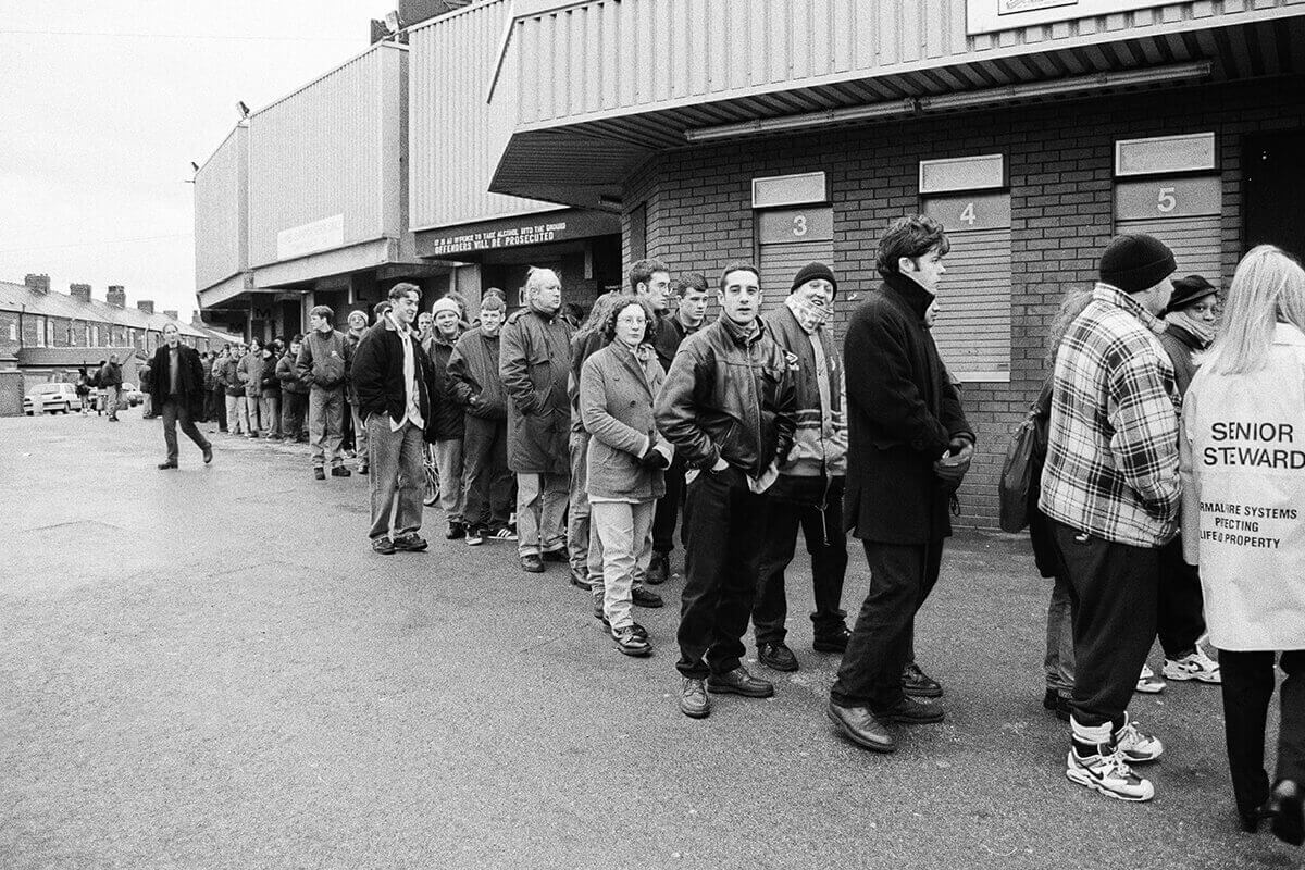 oasis fans maine road 1996 © jon shard - british culture archive