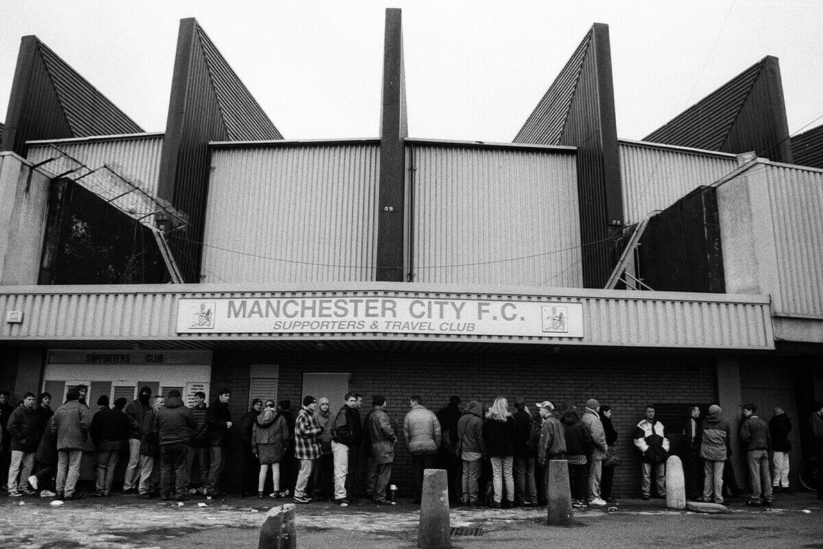 oasis fans maine road 1996 © jon shard - british culture archive 4