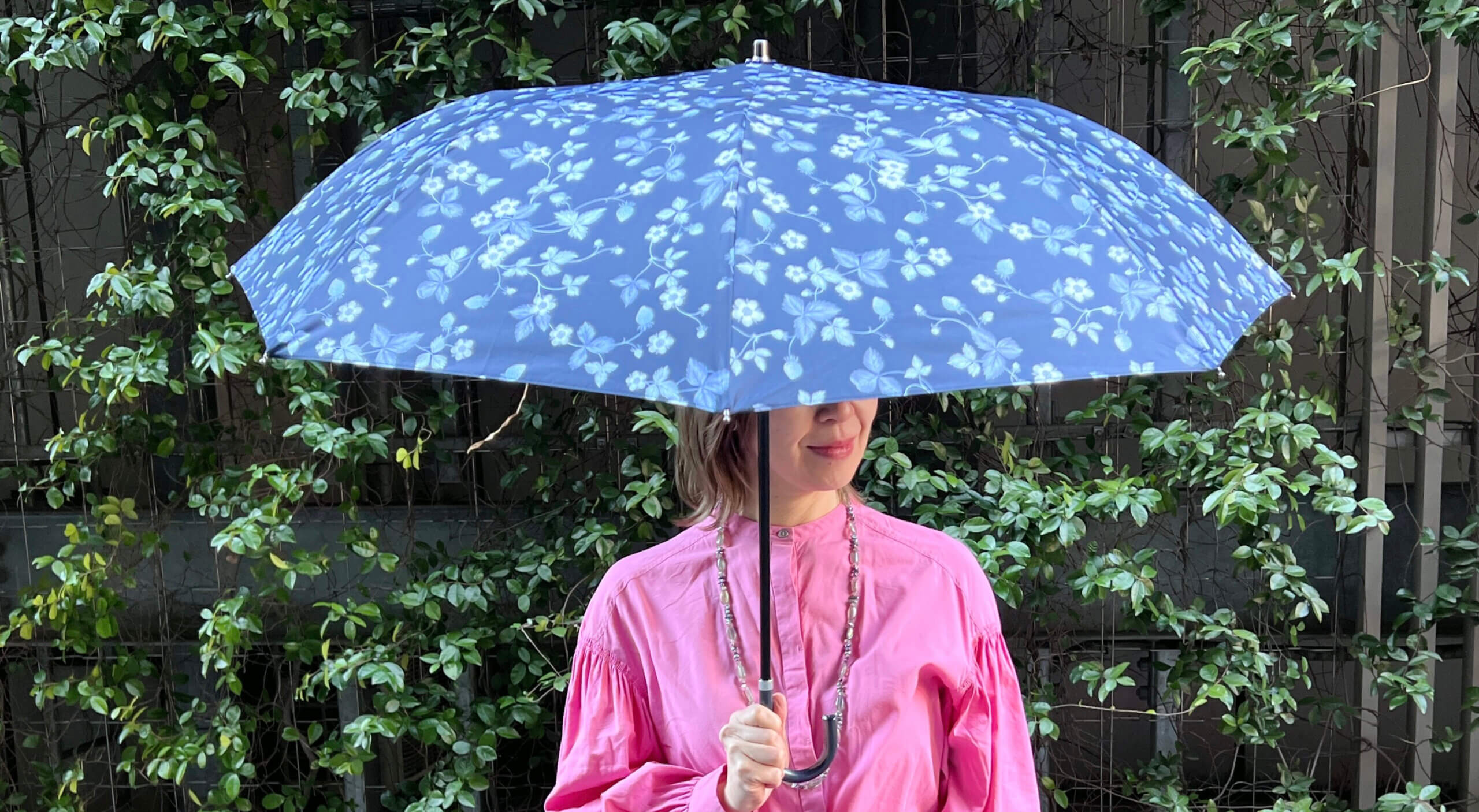「ウェッジウッド」の晴雨兼用折りたたみ日傘