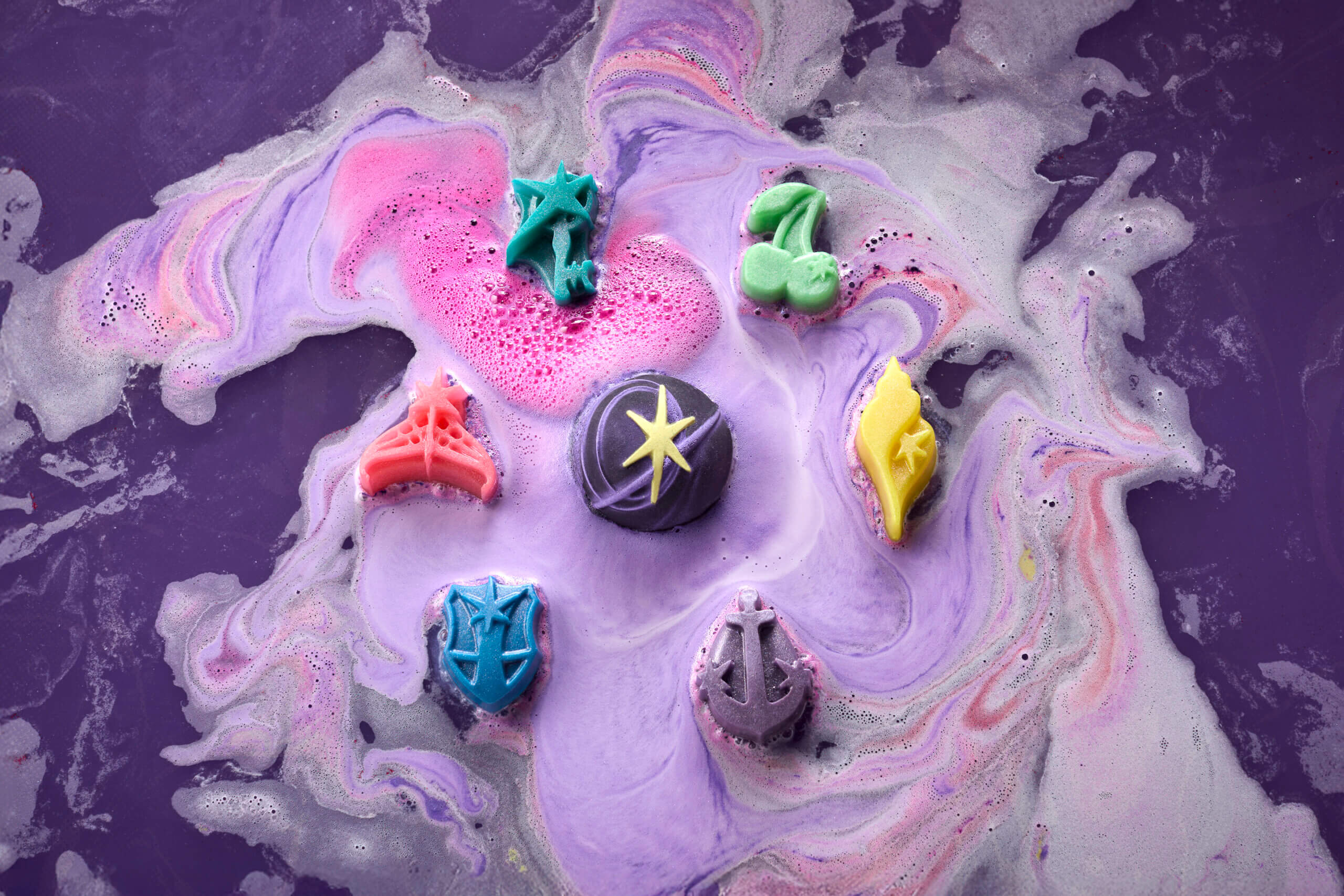 ＜KATSEYE x LUSH＞限定コラボレーションアイテム全7種