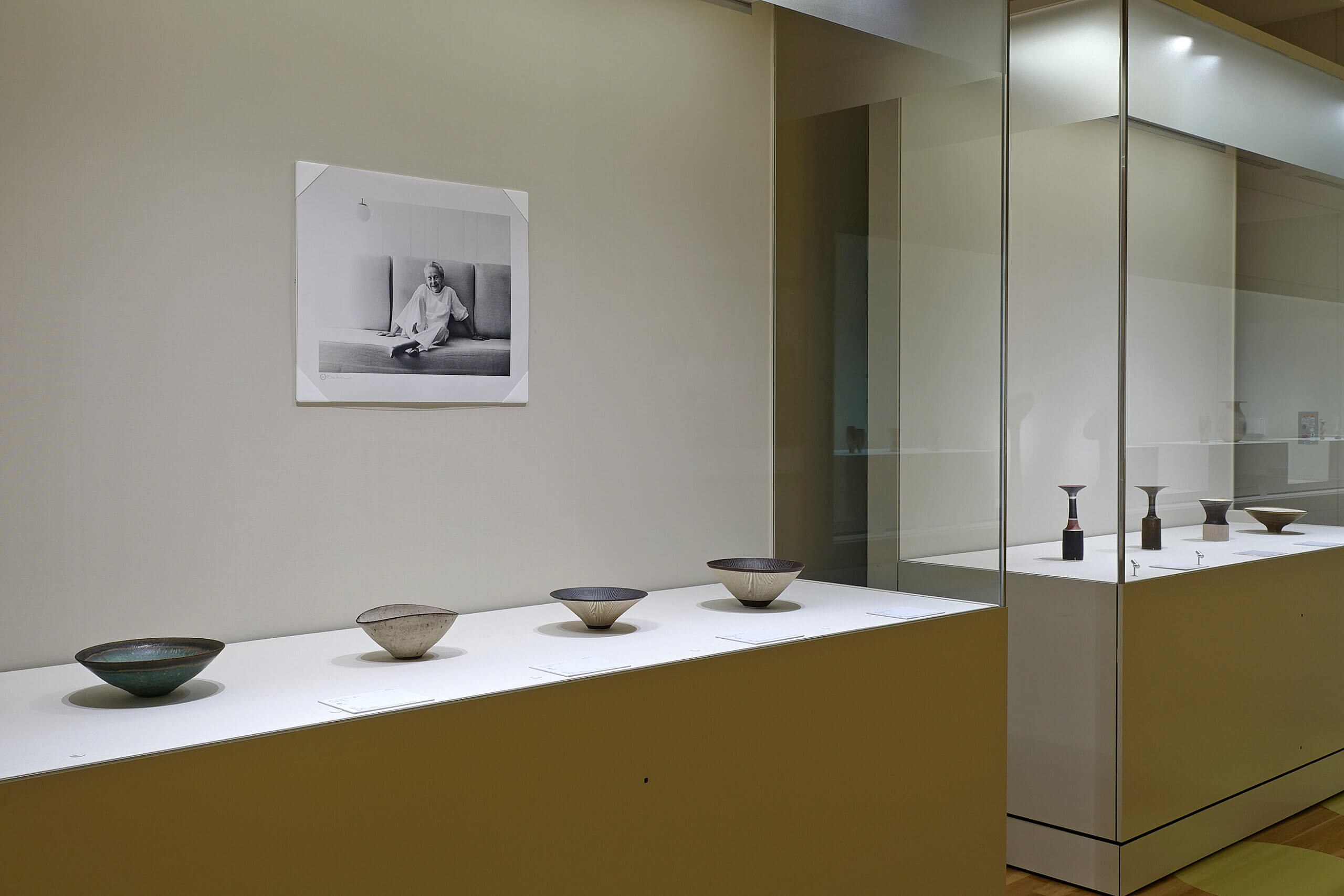 「移転開館５周年記念　ルーシー・リー展－東西をつなぐ優美のうつわ－」 展示風景