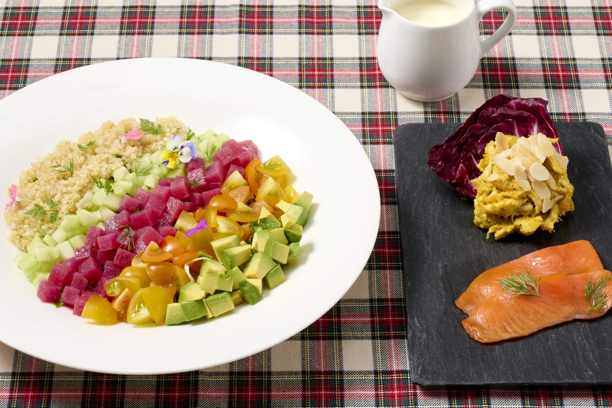 彩り野菜のチョップドサラダ コロネーションチキンとスモークサーモン添え