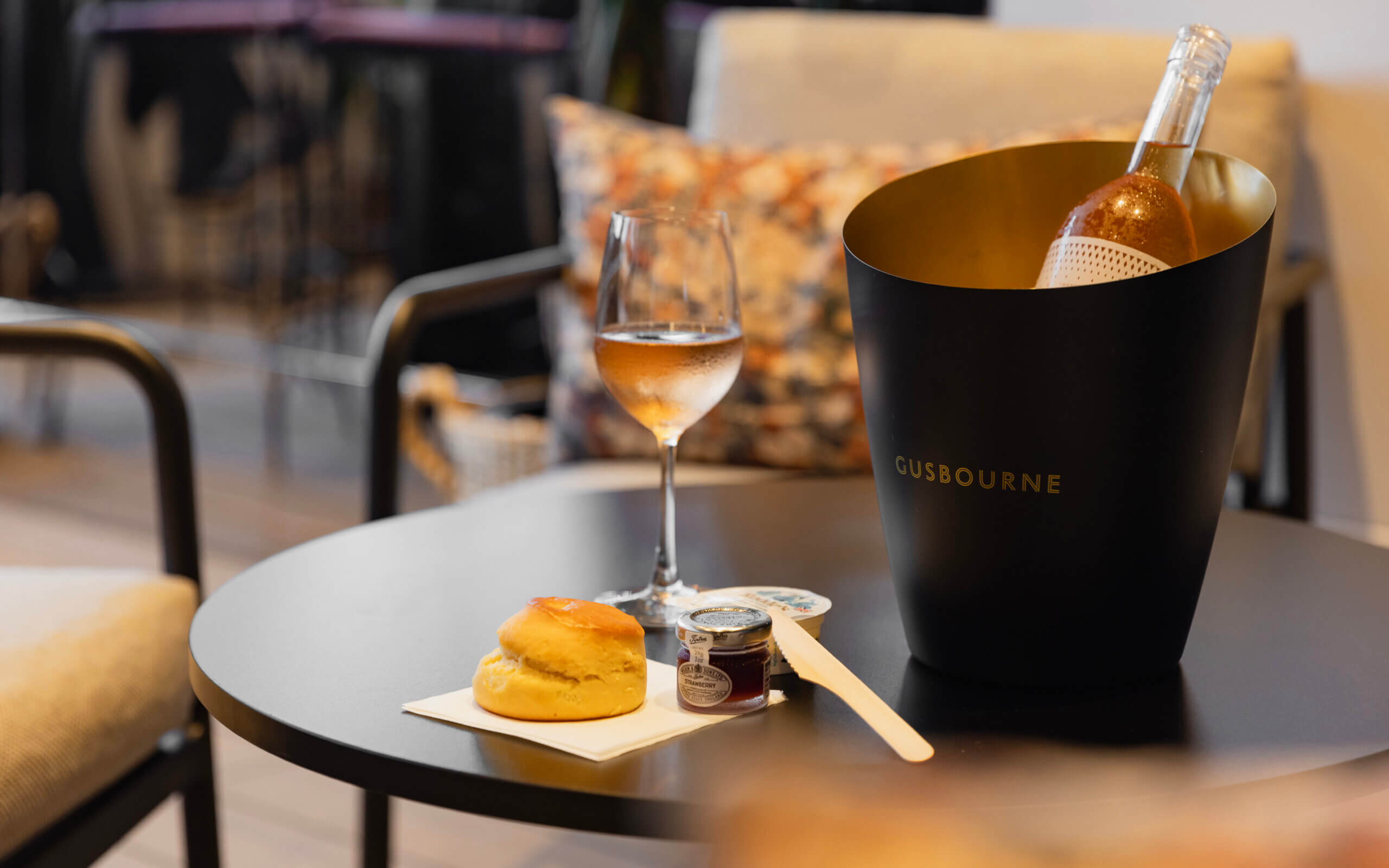 新しいワイン産地「英国」を代表する『GUSBOURNE / ガズボーン』の人気スティル・ワインが、大阪関西万博 英国パビリオンにて提供中