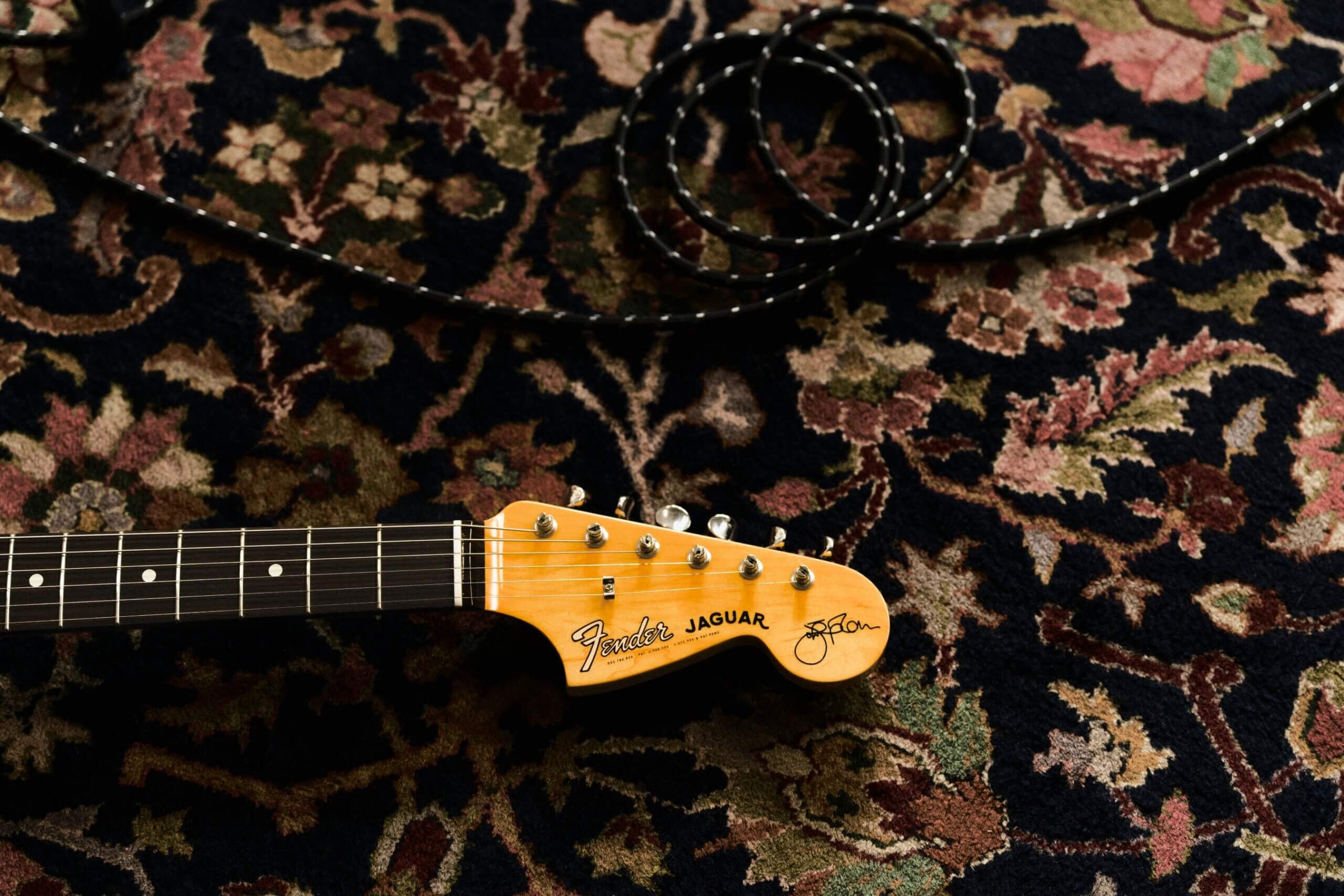 Fender_JohnnyMarr_SSJ_Lifestyle_1