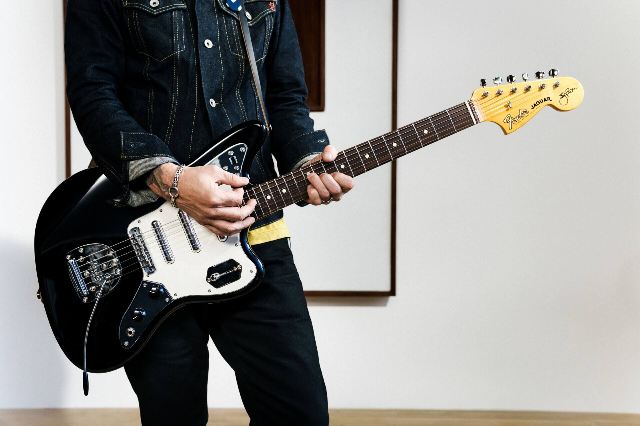 Fender_JohnnyMarr_SSJ_Lifestyle_16