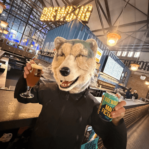 BREWDOGのドイツ・ベルリン工場のタップルーム"DogTap Berlin"にてMALTFICTIONを楽しむジャン・ケン・ジョニー氏