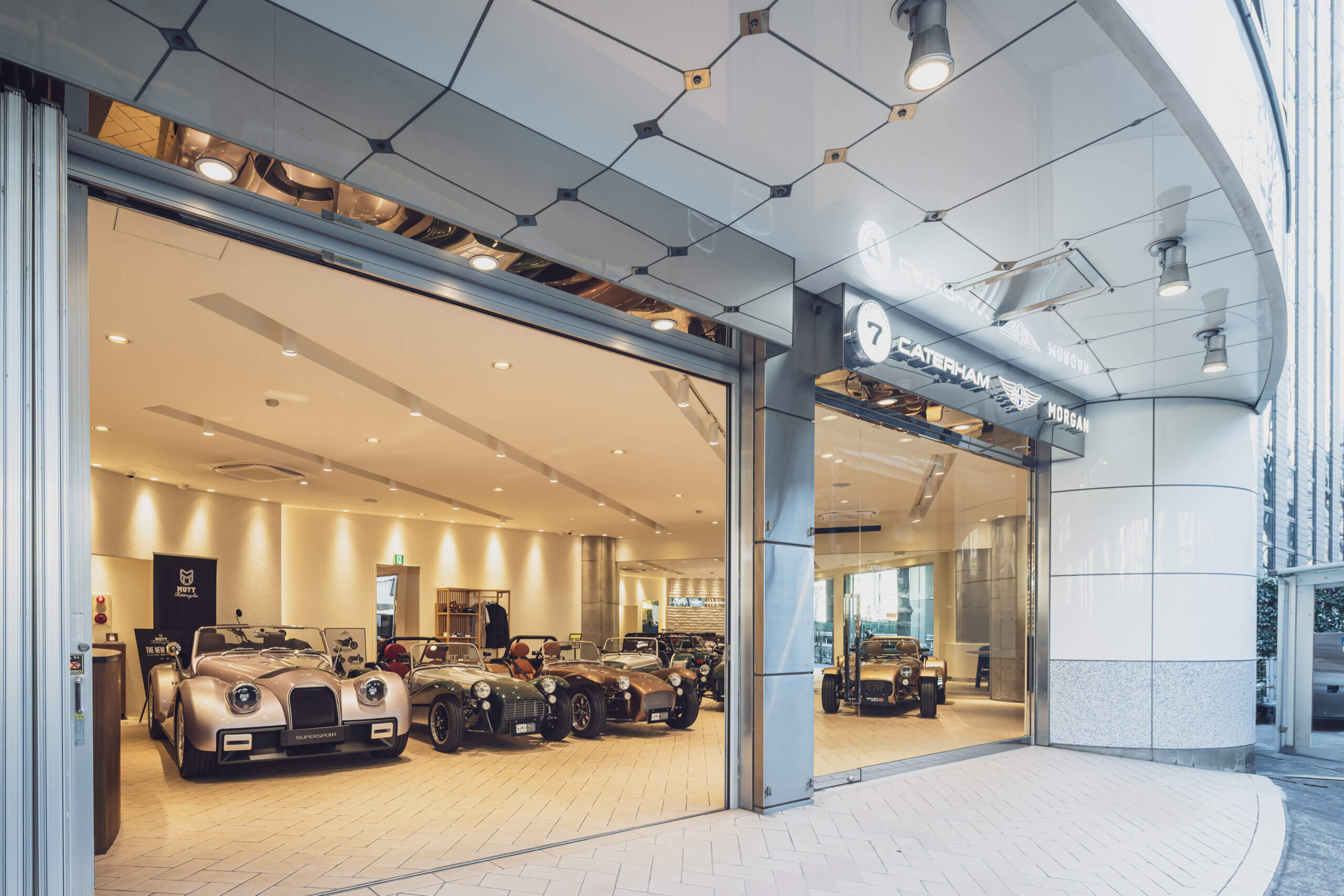 「ケータハム東京 青山ショールーム」、「モーガンカーズ東京 青山ショールーム」