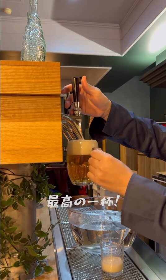 イギリス酒場 Lazward(ラズワード)タップからビールを注いでいる写真