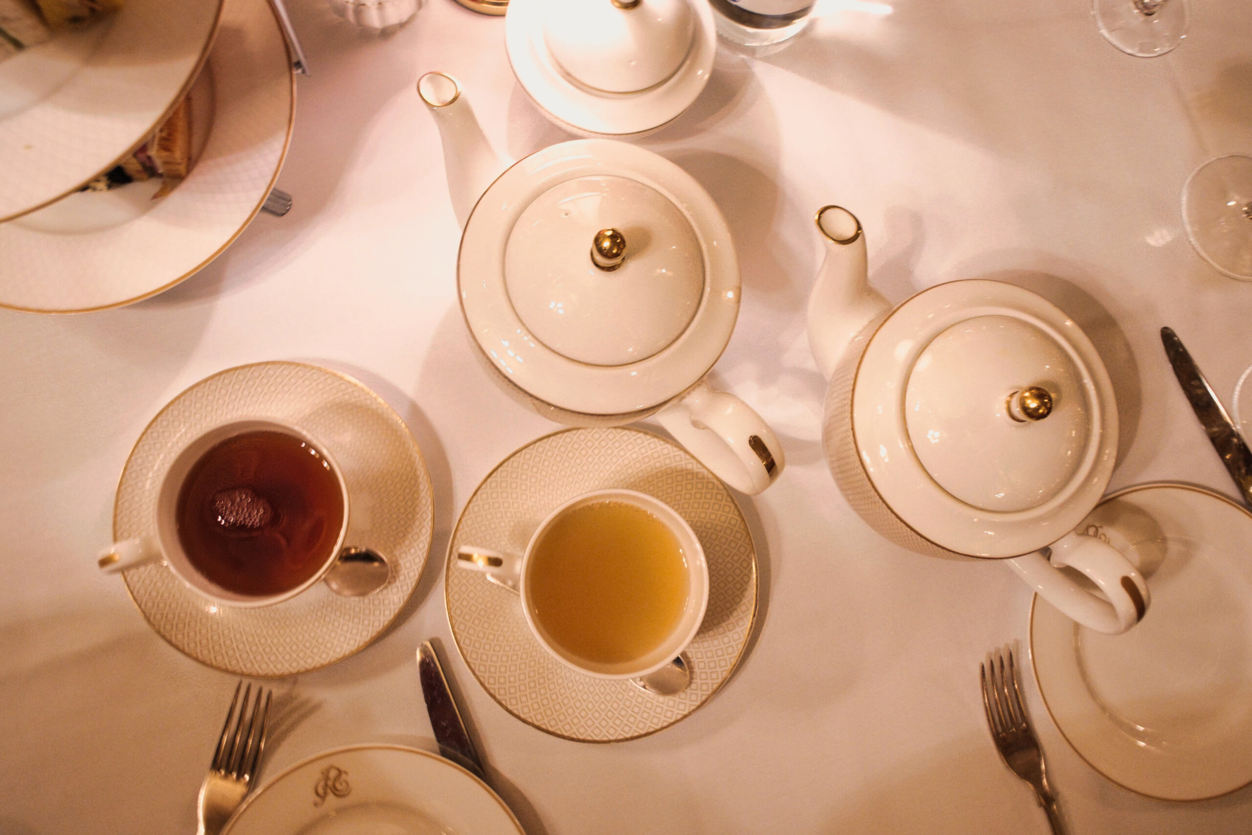 ボウイが好んでいた日本の緑茶に加えて、ほうじ茶やウーロン茶もあります