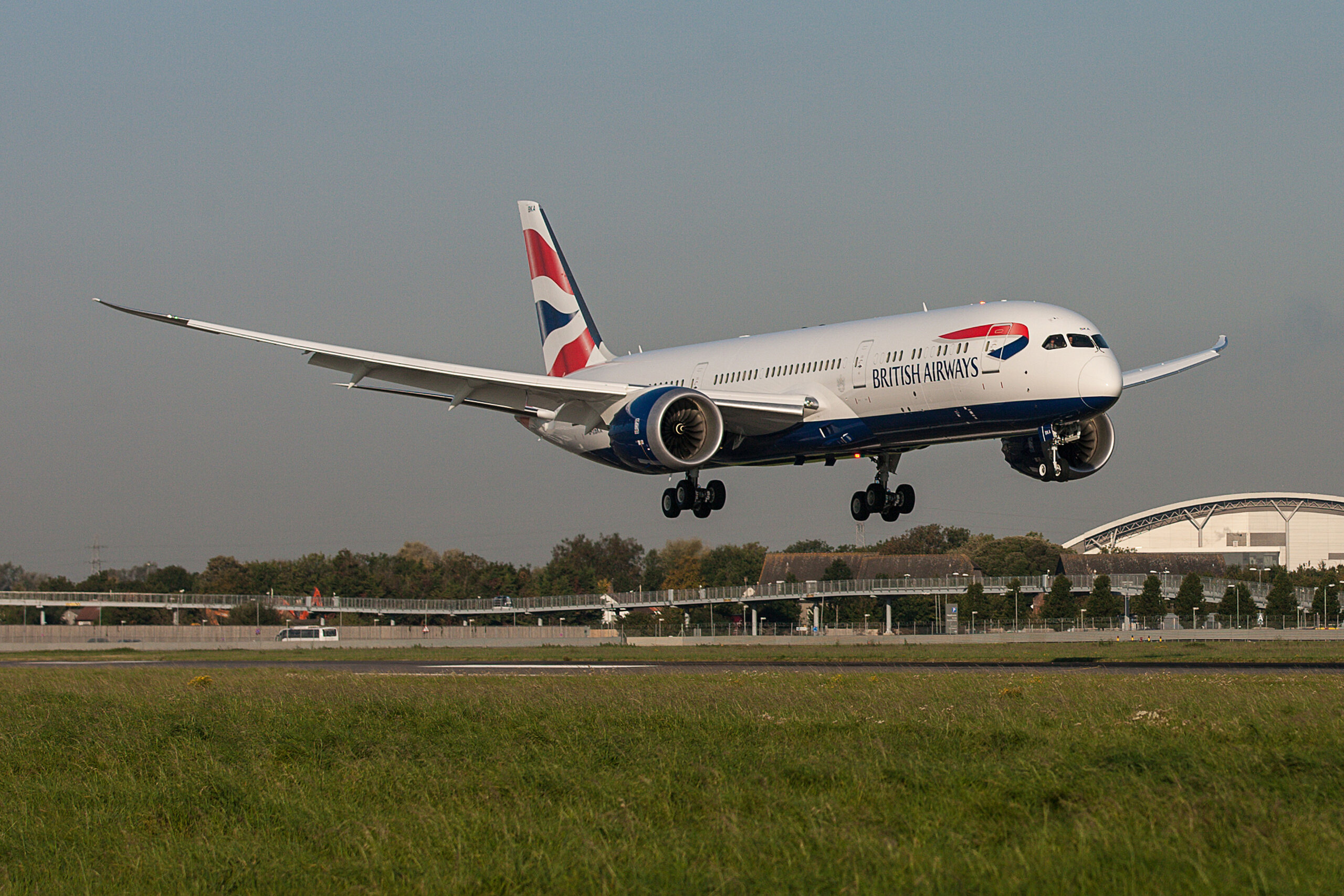 LONDON, UK: British Airways Boeing 787-9 arrives at London Heathrow on 30 September 2015