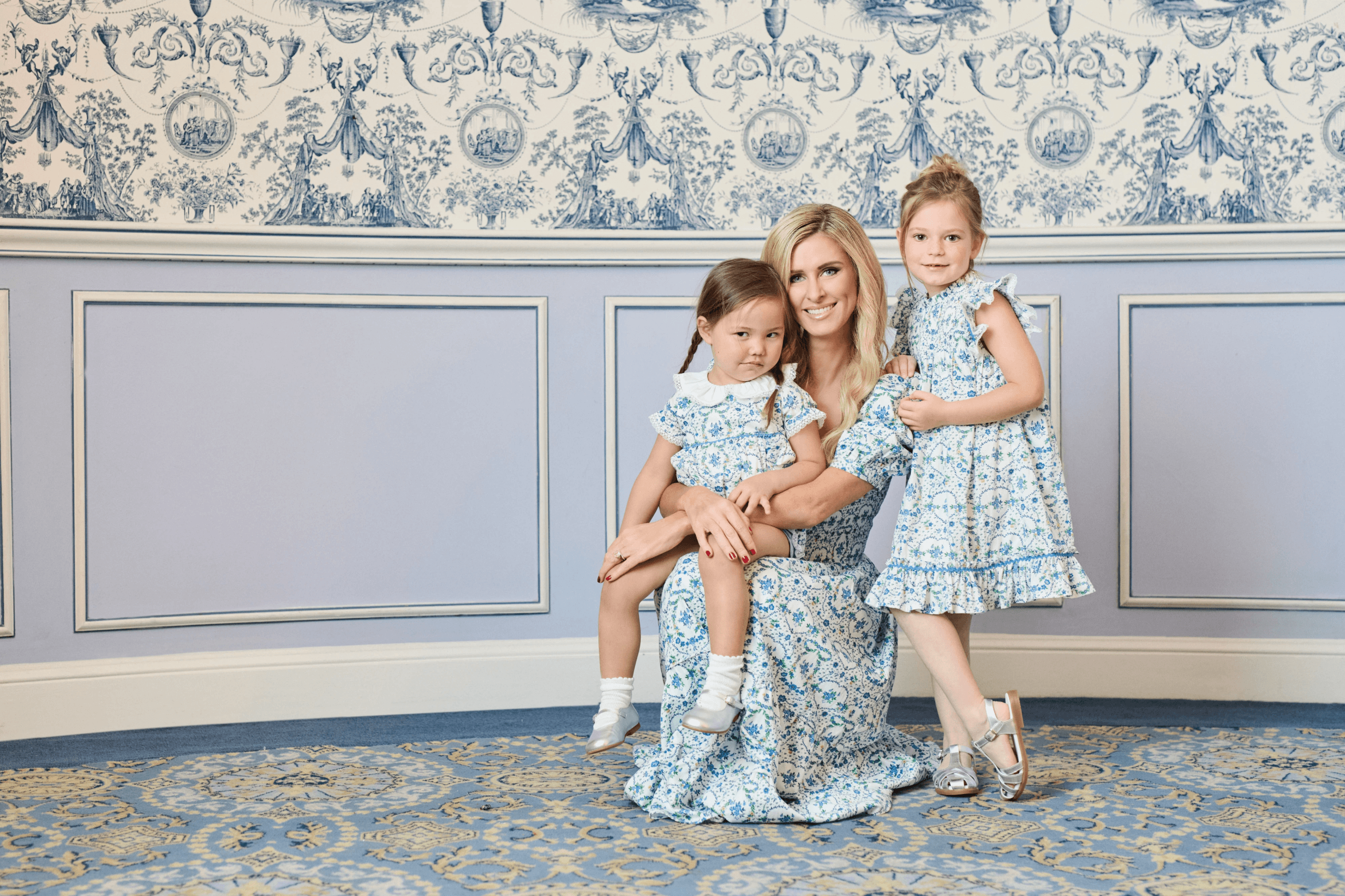 ミニ・ミー・ コレクション。ブルー・ボウ・フローラルは、ブルーとホワイトのフェミニンな花柄が特徴。