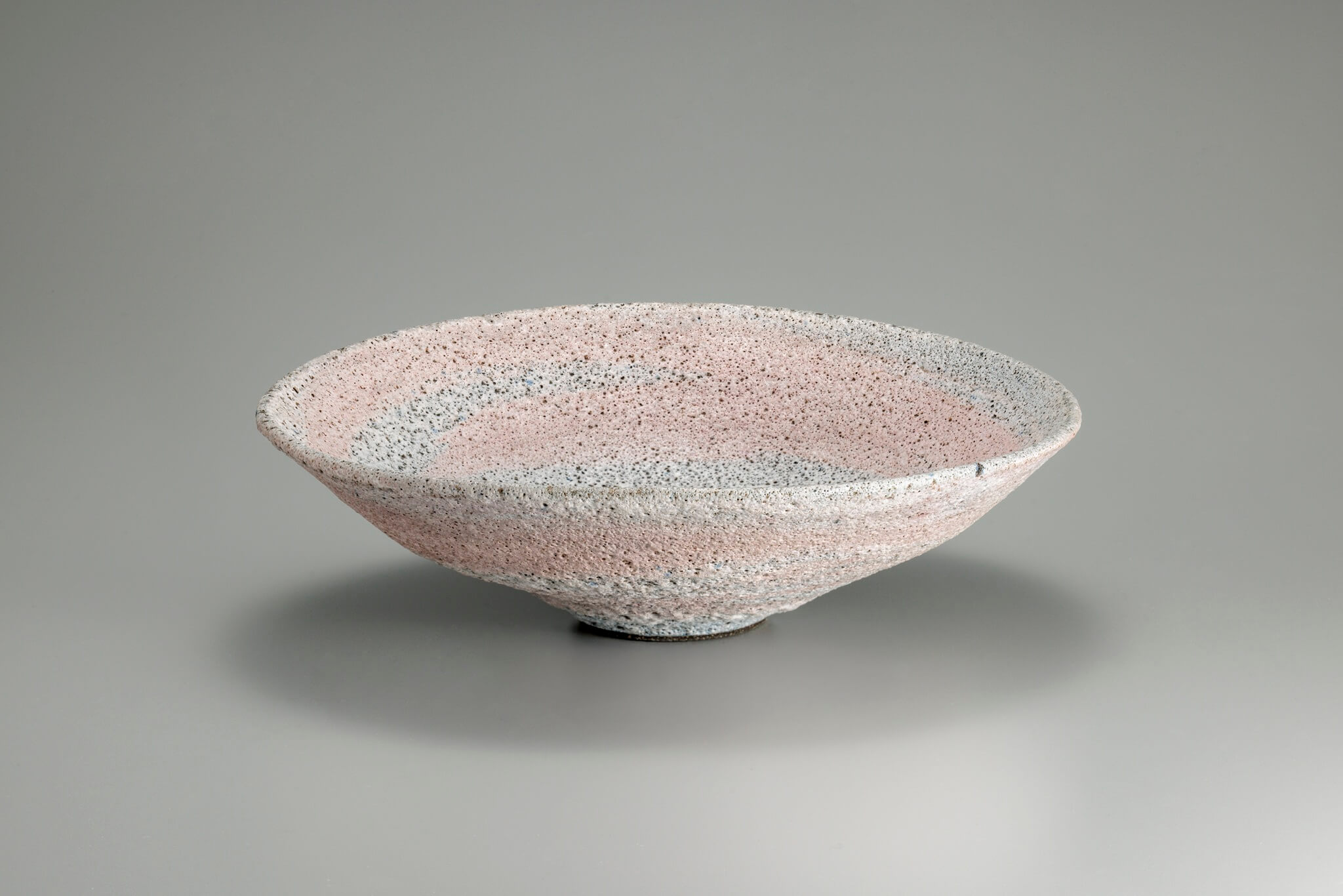ルーシー・リー《熔岩釉鉢》1980年頃 井内コレクション（国立工芸館寄託）撮影：品野 塁