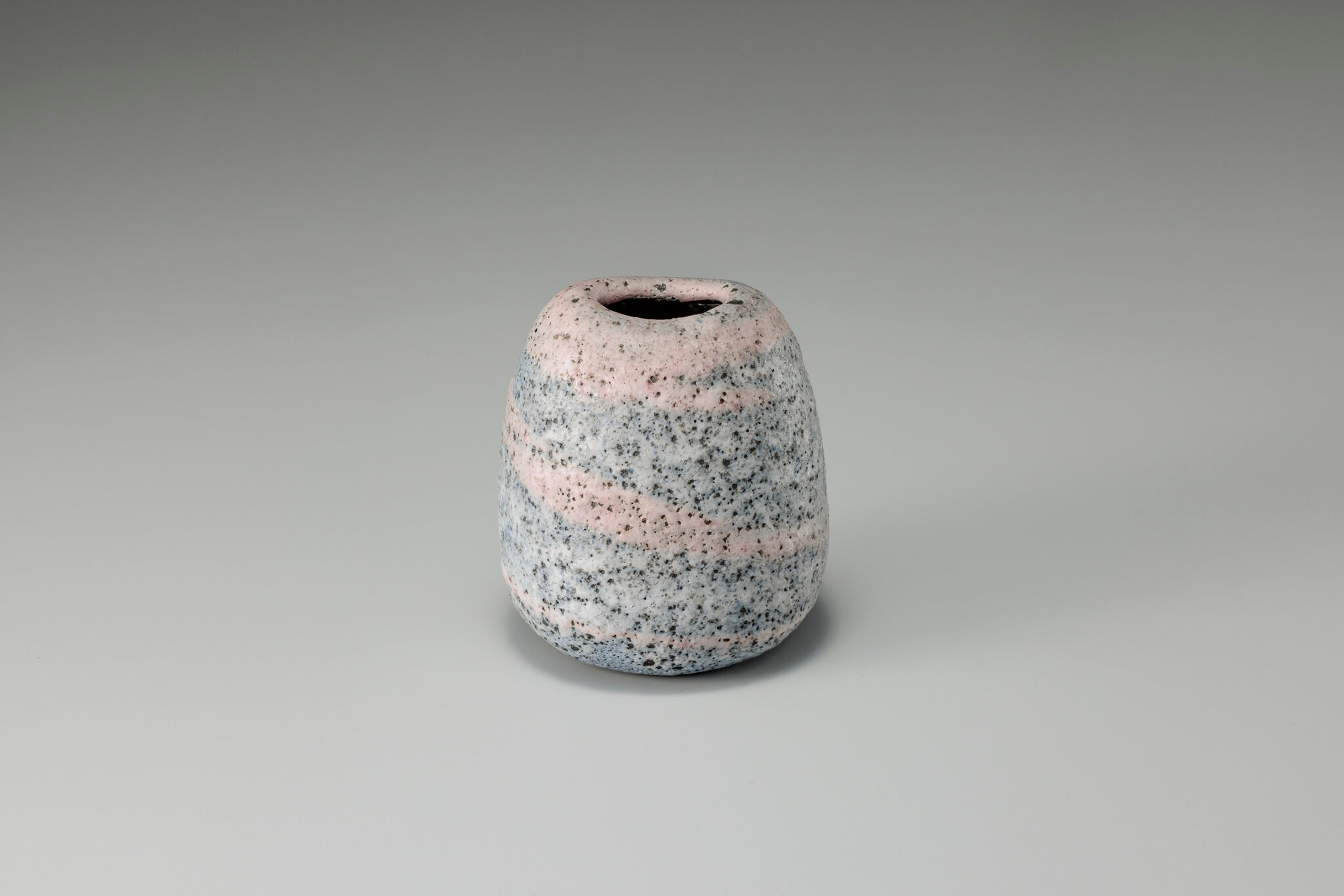 ルーシー・リー《練り込み花器》1980年頃 井内コレクション（国立工芸館寄託）撮影：品野 塁