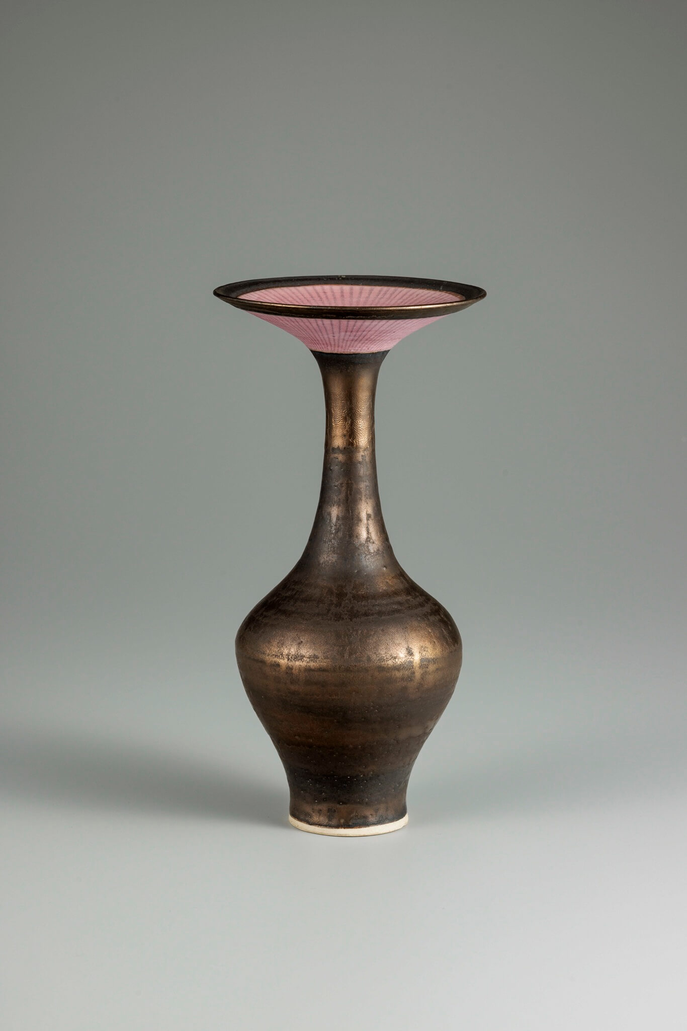 ルーシー・リー《ブロンズ釉花器》1980年頃 井内コレクション（国立工芸館寄託）撮影：品野 塁
