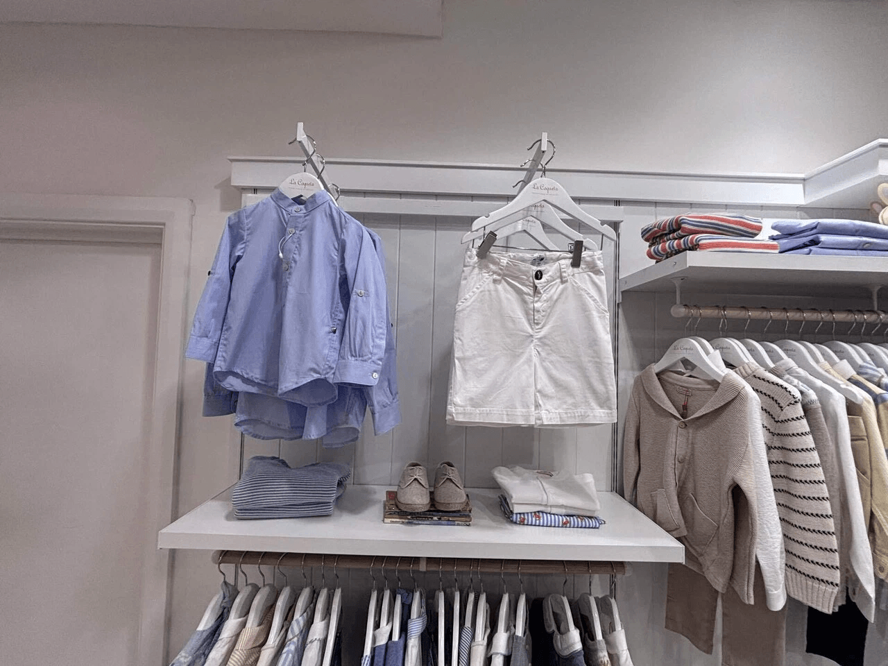 男児服も充実しています。