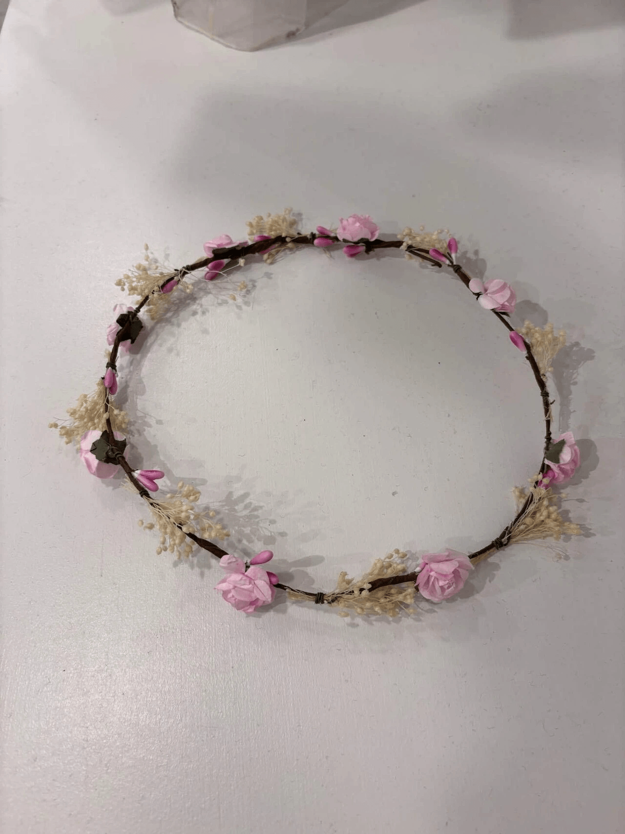 ヘアアクセサリーはすべてハンドメイド。1970年代から続くスペインの家族経営のアトリエで生産されています。
