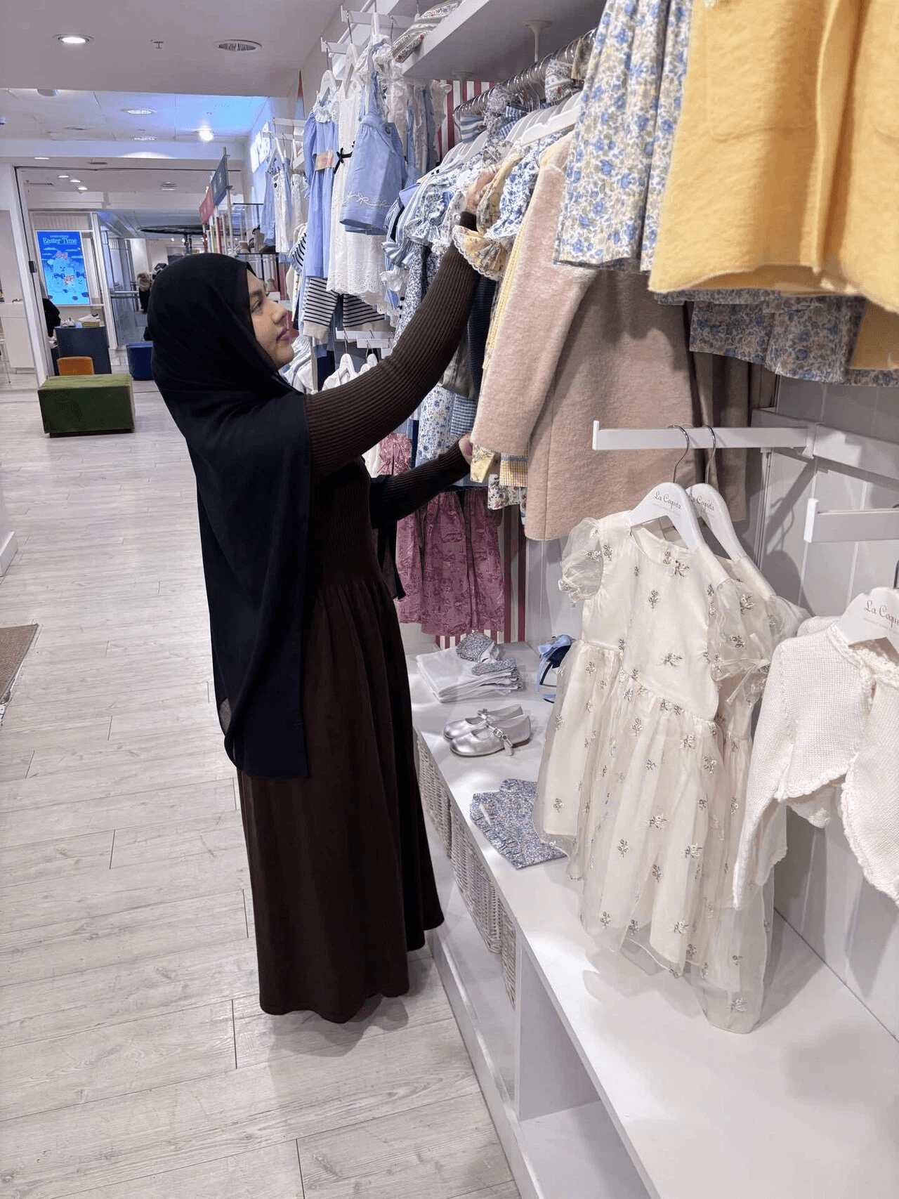 セルフリッジ店のショップアシスタント、ナディアさんが丁寧に応対してくれます。