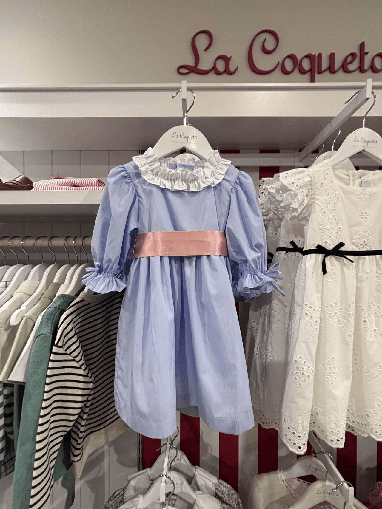 シックでコンテンポラリーなスタイルを取り入れつつ、伝統的で時代を超越した子供服。