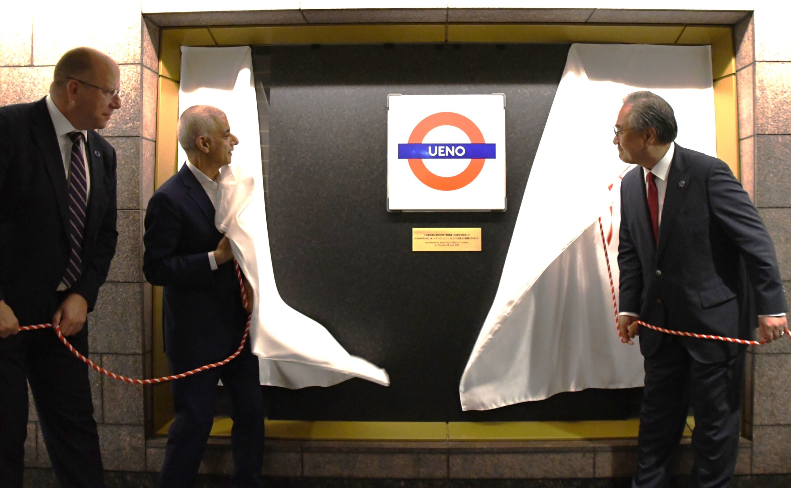 銀座線上野駅にてロンドン市交通局から寄贈された駅名標の除幕式
